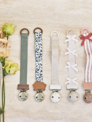 Naloži sliko v galerijo, Elodie - Lesena priponka za dudo, All About Bows
